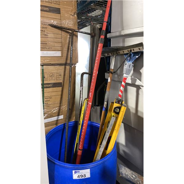 BLUE PLASTIC BARREL OF ASSORTED LEVELS, SQUEEGEES, CROWBAR, EXTENSION POLE & CUSTOM