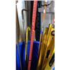 Image 6 : BLUE PLASTIC BARREL OF ASSORTED LEVELS, SQUEEGEES, CROWBAR, EXTENSION POLE & CUSTOM