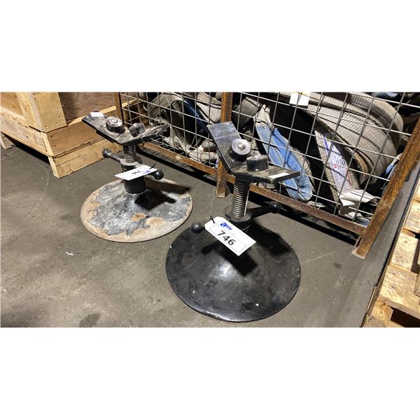 2 ADJUSTABLE PIPE STANDS