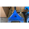 Image 3 : 5500LB CAPACITY BLUE PALLET JACK *NEEDS REPAIR*