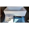 Image 2 : 24" X 18.5" WHITE PORCELAIN BATHROOM SINK & WHITE ACRYLIC LEFT HAND DRAIN ALCOVE BATHTUB