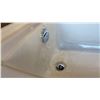 Image 5 : 24" X 18.5" WHITE PORCELAIN BATHROOM SINK & WHITE ACRYLIC LEFT HAND DRAIN ALCOVE BATHTUB