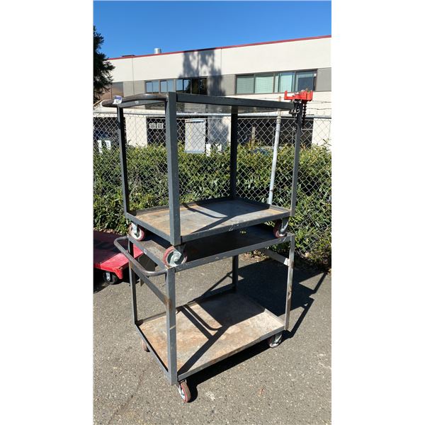2 GREY METAL 2 TIER UTILITY CARTS WITH 1 BENCH CHAIN VICE