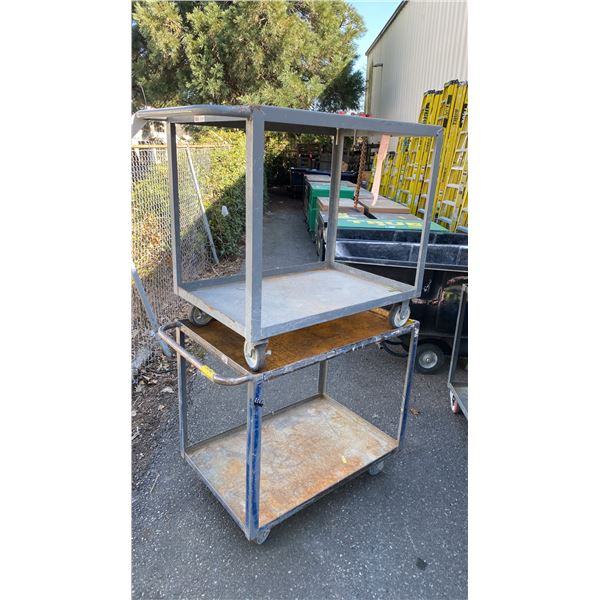 2 GREY METAL 2 TIER UTILITY CARTS WITH 1 BENCH CHAIN VICE