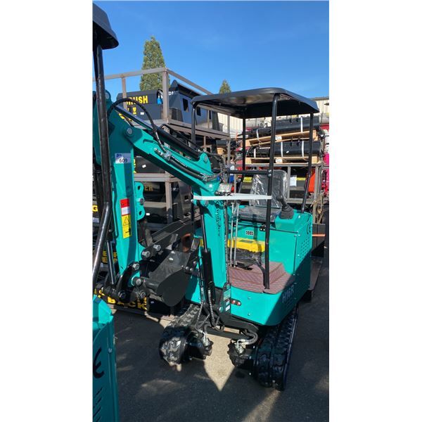 AGT INDUSTRIAL H16R TEAL GAS POWERED 13.5HP RUBBER TRACK MINI EXCAVATOR WITH ATTACHED DIGGING