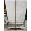 Image 1 : AGF MEDIUM SWEEP PUSH BROOM 36"