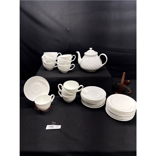 Very nice Wedgewood Teapot 9 teacups and sideplates