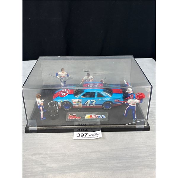 1:24 Scale Racing Champions Die cast car with Pit Crew