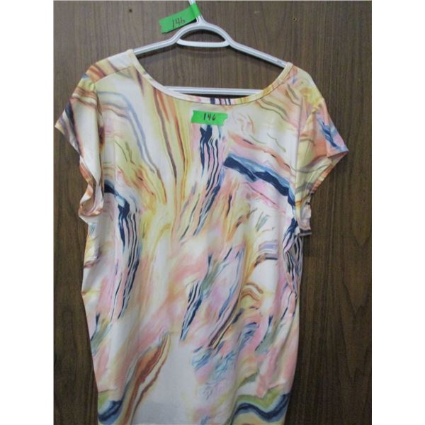 LIKE NEW:  LADIES MULTI COLOR TOP (SIZE 2XL)