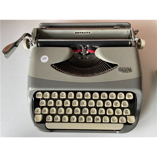 Royal “Royalite” 1960’s portable Typewriter – works!