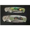 Image 3 : John Deere Tin Set Featuring Four Commemorative Folding Pocket Knives.