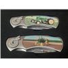 Image 4 : John Deere Tin Set Featuring Four Commemorative Folding Pocket Knives.