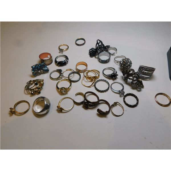 COSTUME JEWELLRY RING LOT