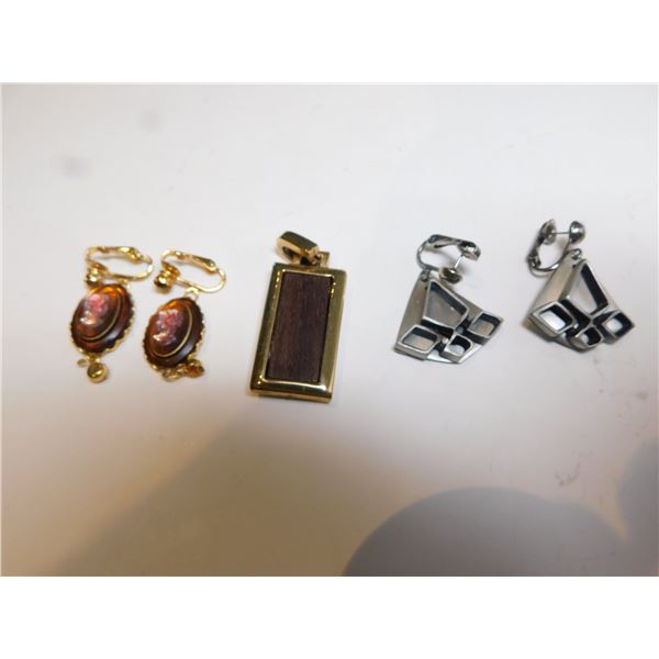 CELEBRITY PENDANT AND EARINGS