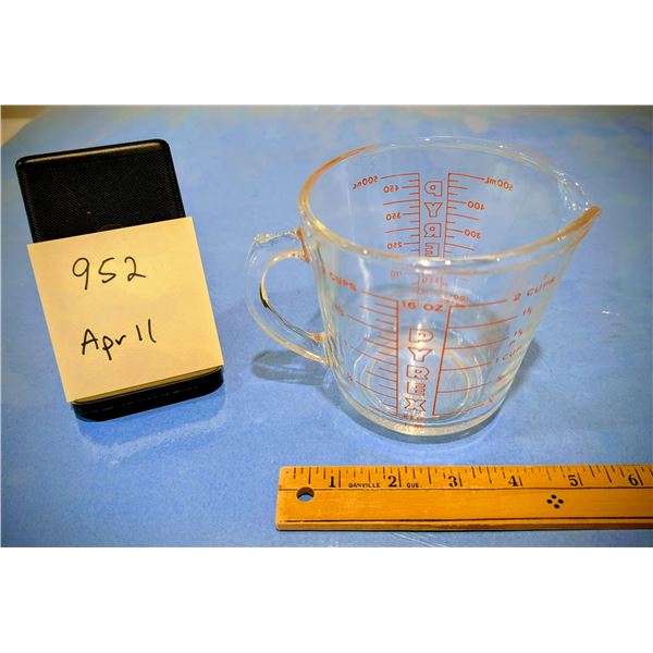 Vintage PYREX Red Letter D Handle 16oz Measuring Cup. No Chips. Corning NY USA.