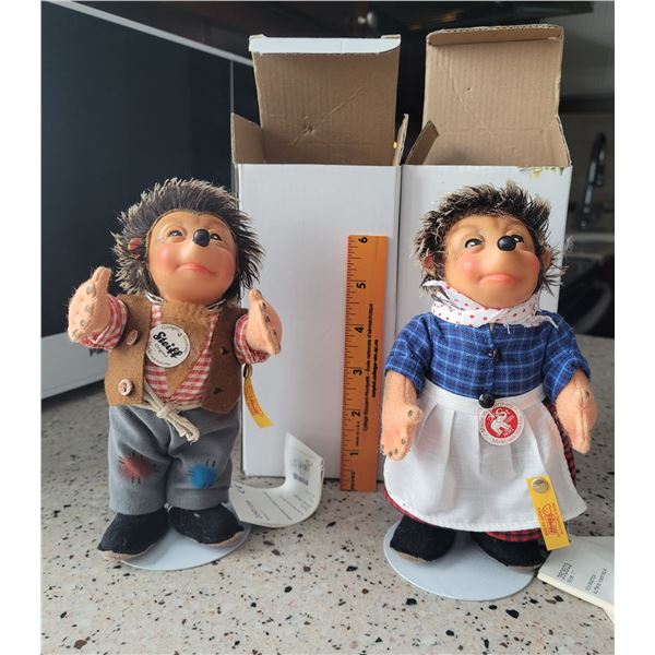 17cm tall Steiff Hedgehogs- Micki 350603 (girl) & Mecki 350108 (boy) - original in boxes with stands