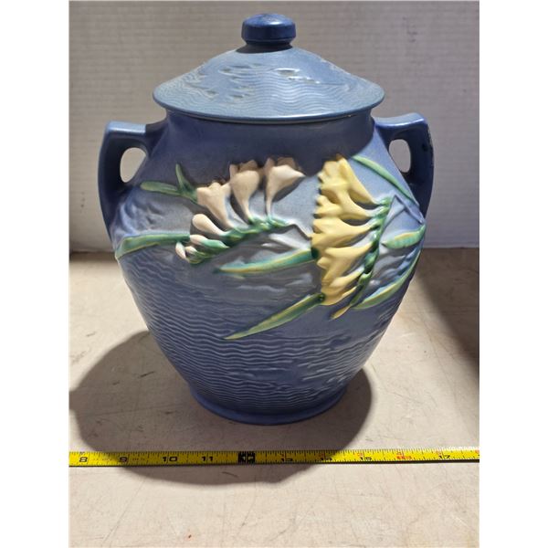 Roseville pottery urn with lid- 4"-8"