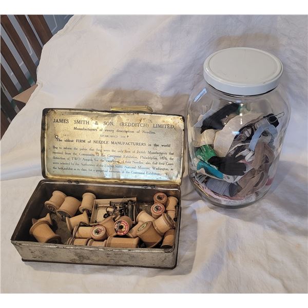 Wooden thread spools in lidded hinged collector tin & glass lidded jar with assorted elastic bands