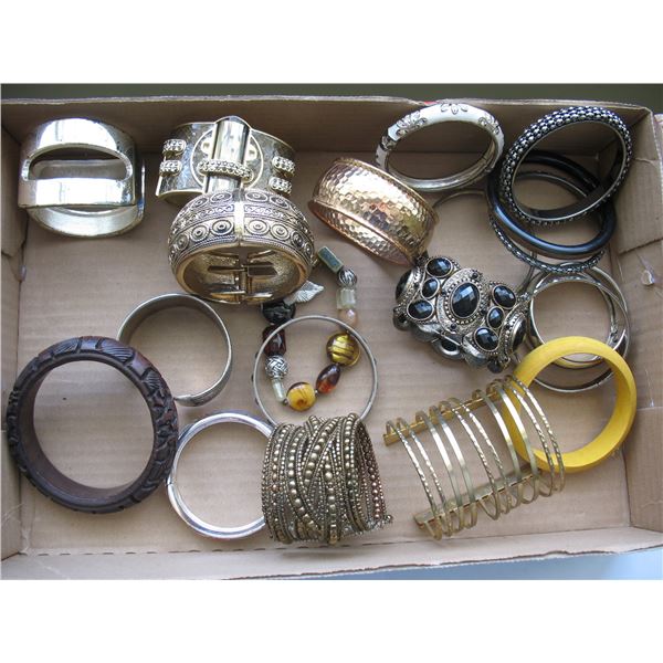 LOT  of 20 COSTUME JEWELRY - BRACELETS