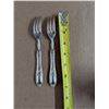 Image 3 : (2) .800 Silver Forks - 108g