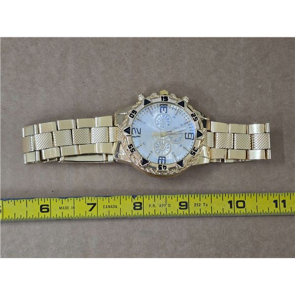 Decorative watch with gold coloring- works