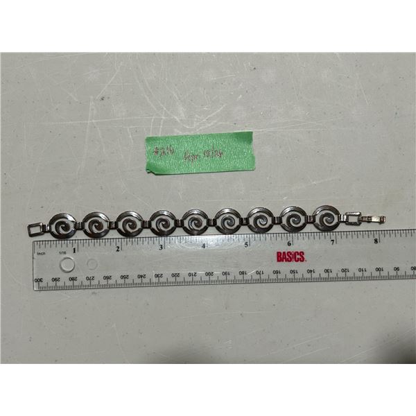 925 stamped Mexican silver bracelet, weight 13.1 g.