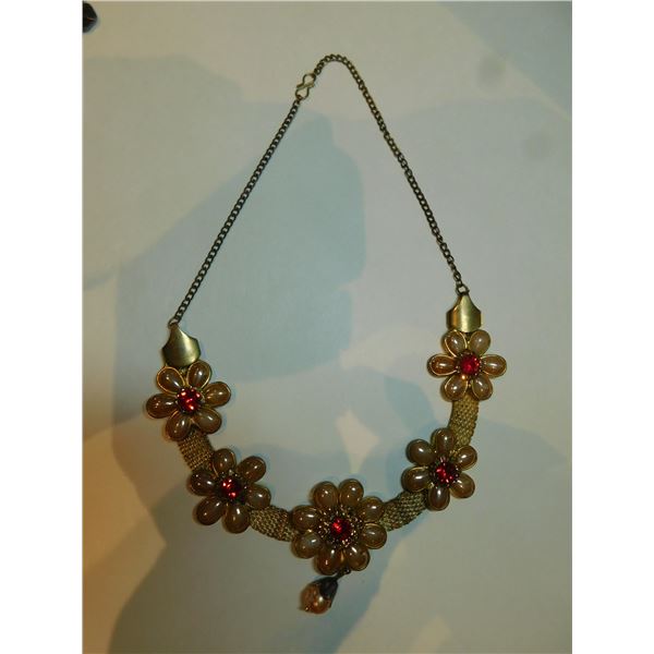 VINTAGE FLOWER STATEMENT NECKLACE