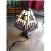 Image 3 : TIFFANY STYLE LAMP, PADDLE DESIGN, 13 ¾ “TALL, WORKS