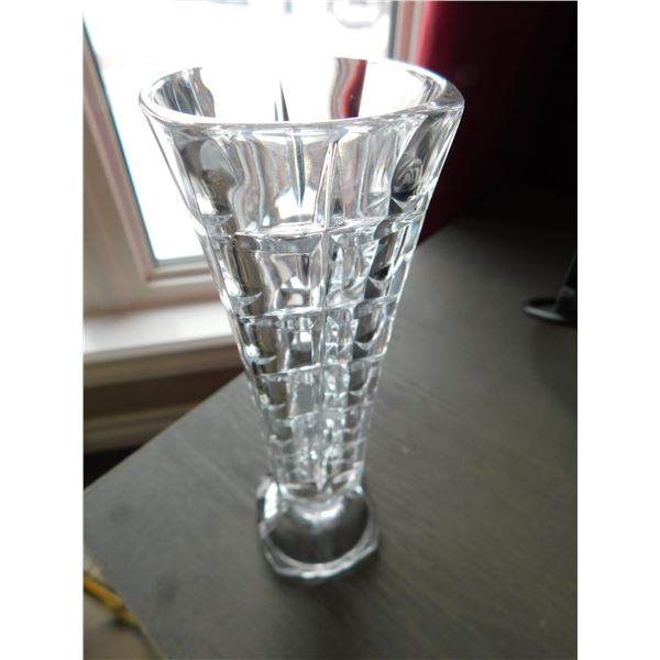 CRISTAL DE ARQUE VASE, 6 ½ “TALL