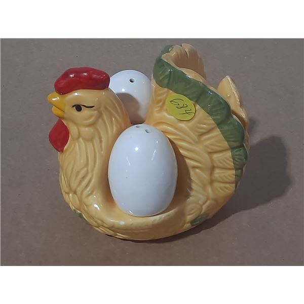 Chicken Napkin Holder with 2 Eggs Salt and Pepper.