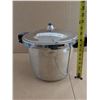 Image 6 : DUROMATIC Pressure Cooker; works well. Two recipe books included.