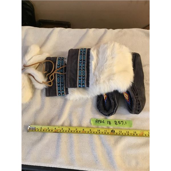 Mukluks rabbir fur- very clean- size 9.5" heel to toe