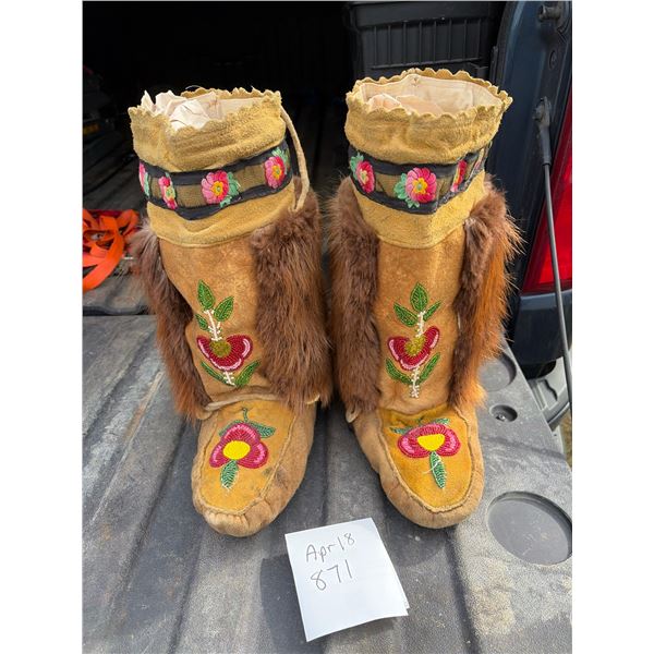 Mens vintage mukluks- size 9-10- needs small repair and the beads