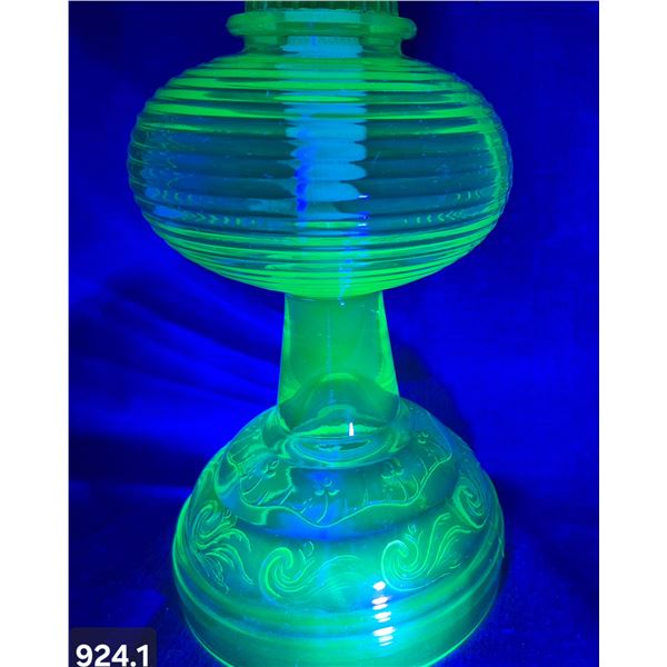 924. Uranium glass oil lamp - behive pattern, RARE to be uranium glass in this pattern - MINT CONDIT