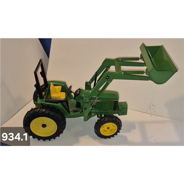 934. Ertl John Deere tractor with bucket - mint condition, from the 80s or 90s, 14 inches. (Diecast 