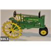 Image 3 : 935. Ertl John Deere tractor with steel wheels - mint condition, from the 80s or 90s, 8 1/2 inches. 