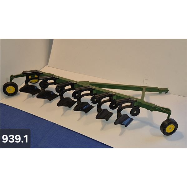 939. John Deere 6-bottom plow - mint condition, from the 80s or 90s, 20 1/2 inches. (Diecast Metal)
