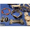 Image 5 : 987. Lot of jewelry items, including TomTom watch (working), Guess watch, and other items