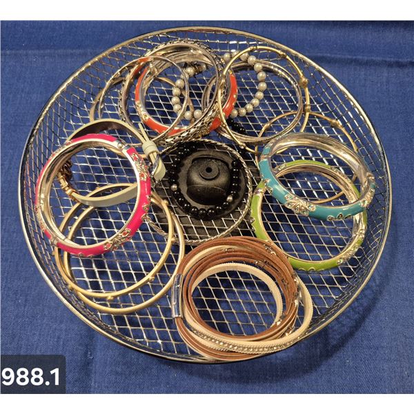 988. Lot of jewelry items, as seen in the pics