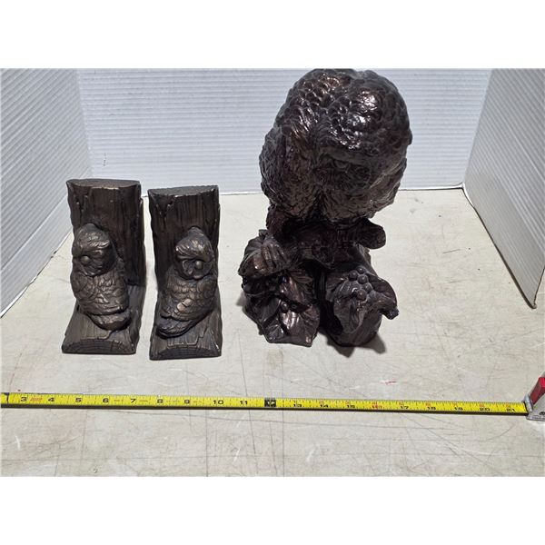 Owl statues for garden décor