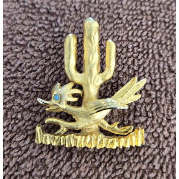1102 - Vintage roadrunner shaped brooch. Gold tone metal with small gemstone eye. 1 1/2" tall.