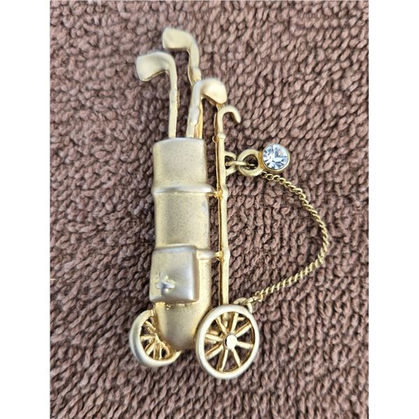 1104 - Vintage gold tone metal brooch shaped like a golf bag and clubs. Working wheel that spins, da