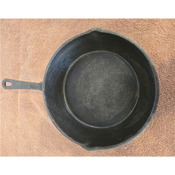 1105 - Vintage heavy 8" cast iron frying pan. No marking.