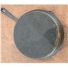 Image 2 : 1105 - Vintage heavy 8" cast iron frying pan. No marking.