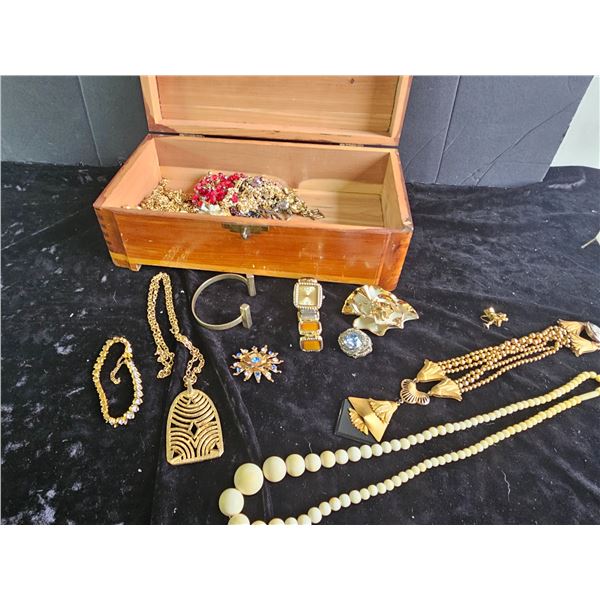 Vintage Jewelry in Cedar Box SC1 - Cat A
