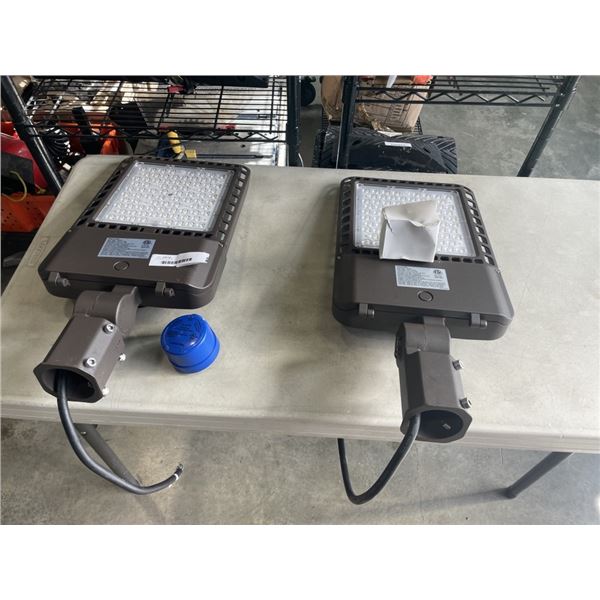 NEW 200W LED PARKING LOT LIGHT, WITH PHOTOCELL