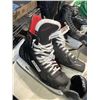 Image 5 : 3 PAIRS OF HOCKEY SKATES AND BAG OF LACES