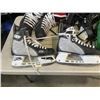 Image 6 : 3 PAIRS OF HOCKEY SKATES AND BAG OF LACES