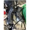 Image 7 : 3 PAIRS OF HOCKEY SKATES AND BAG OF LACES