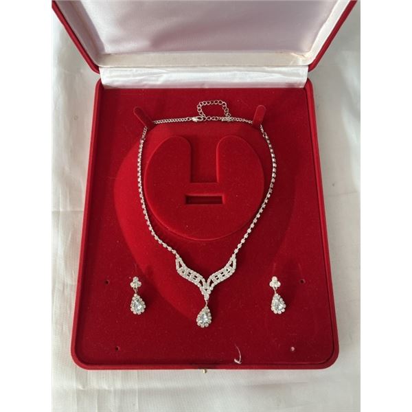 VINTAGE RHINESTONES NECKLACE W/ MATCHING EARRINGS